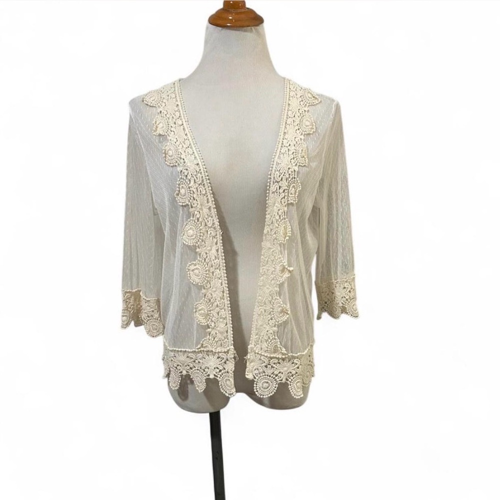 ISSI Cream Lace Detail top - Picture 3 of 7
